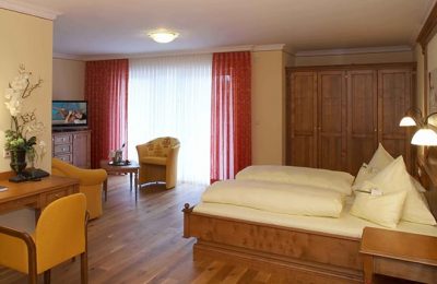 Bett und Wohnraum in der Juniorsuite