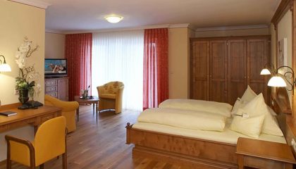 Bett und Wohnraum in der Juniorsuite