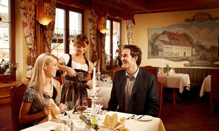 Paar wird im Restaurant bedient