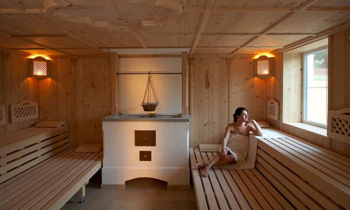 Frau entspannt in Sauna