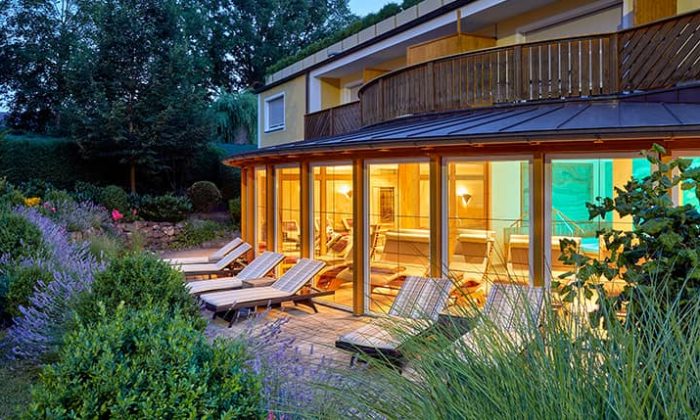 Beleuchteter Ruheraum und Liegen im Garten