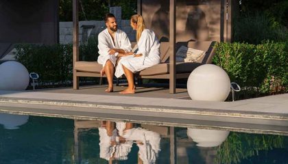 Paar entspannt im Garten