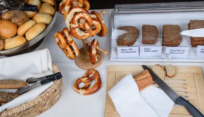 Frühstücksbuffet mit verschiedenen Brotsorten und Brezeln