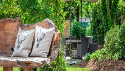 Sitzbank aus Holz im Garten