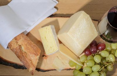 Käse, Wein und Weintraube von oben