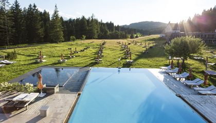 Ausblick vom Badehaus auf die Außenpools