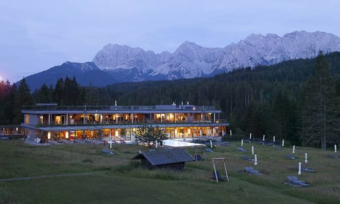 Das beleuchtete Badehaus am Abend