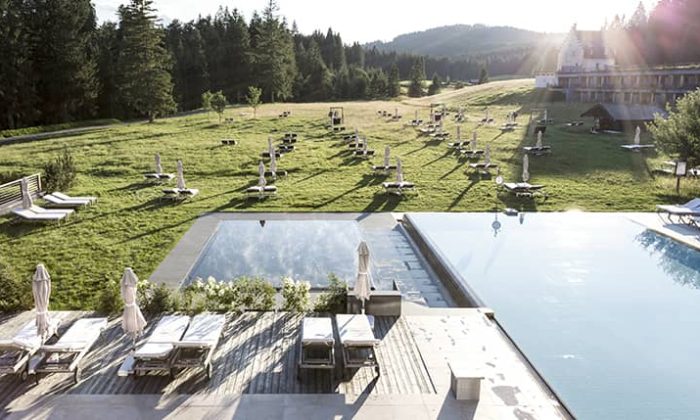 Beleuchteter Außenpool am Badehaus