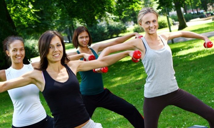 Frauen machen Sport zusammen