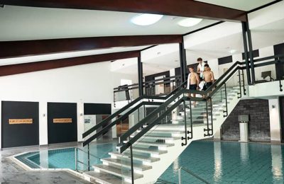 Treppe zum Hallenbad