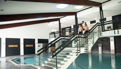 Treppe zum Hallenbad