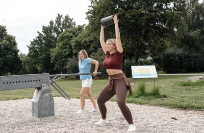 Frauen machen gemeinsam Krafttraining