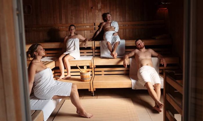 Gruppe in der Sauna