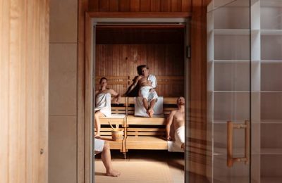 Gruppe genießt gemeinsam einen Saunagang