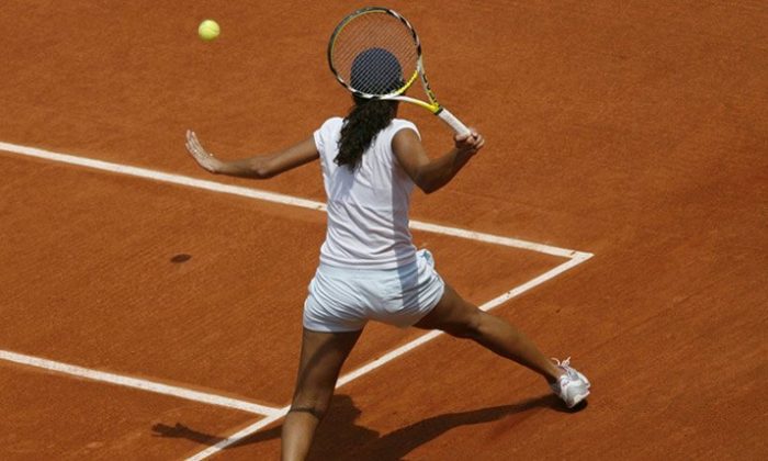 Frau spielt Tennis