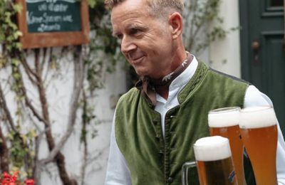 Kellner serviert frisches Bier