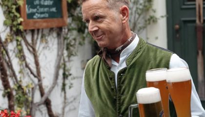 Kellner serviert frisches Bier