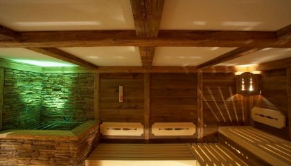 Grün beleuchtete Sauna