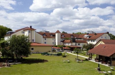 Überblick über das Hotelgelände mit Garten