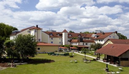 Überblick über das Hotelgelände mit Garten