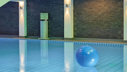 Blauer Ball auf dem Innenpool