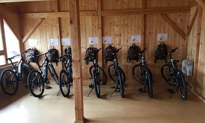 E-Bike Mehrere E-Bike in einem Unterstand