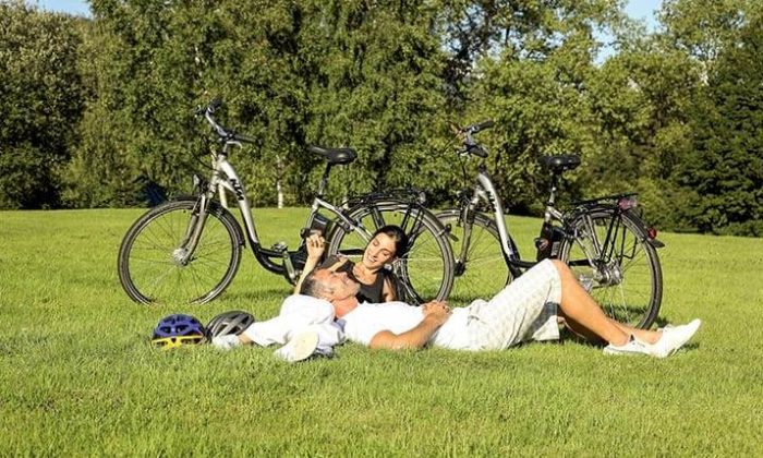 Paar entspannt beim Radfahren