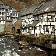 Weisse graue Fachwerkhäuser an einem Fluss