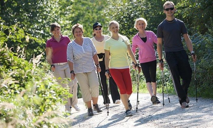 Gruppe Menschen macht Nordic Walking