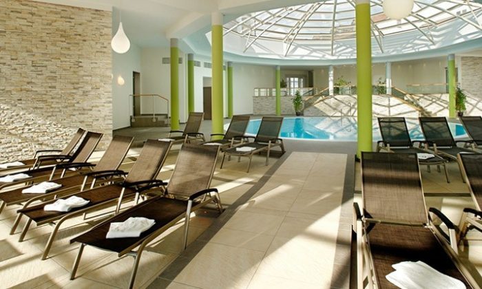 Braune Liegen vor Indoor Pool