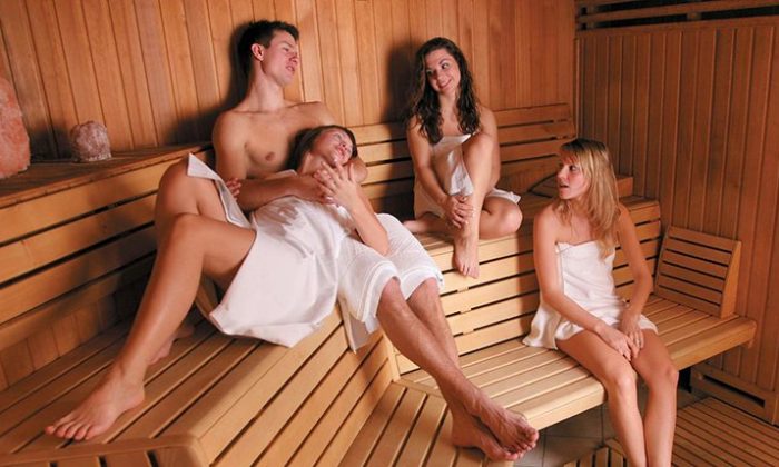 Gruppe junger Menschen entspannt in Sauna