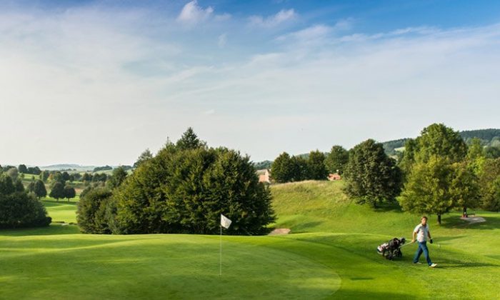 Golf Mann spielt Golf