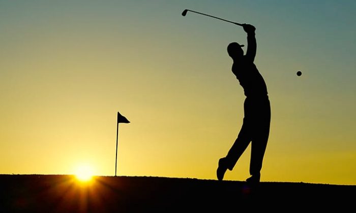 Golfspieler bei Sonnenuntergang