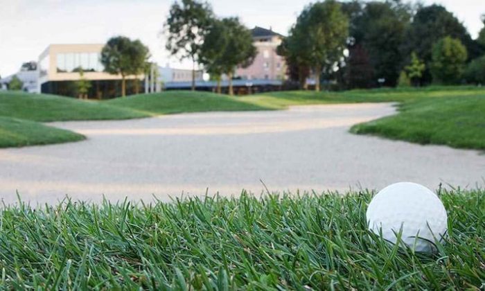 Golfball auf Wiese im Schloss Haag