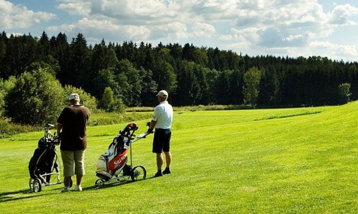 Zwei Golfer auf einem Golfplatz im Bayerwald