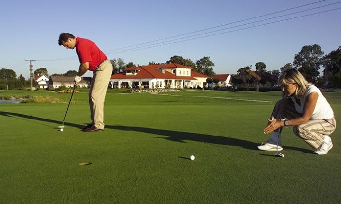 Mann und Frau spielen Golf