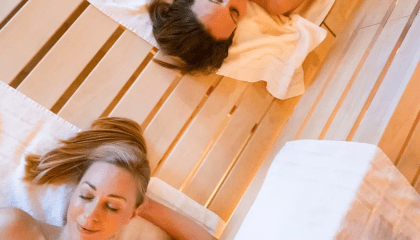 2 Frauen entspannen in einer Sauna