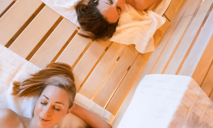 2 Frauen entspannen in einer Sauna