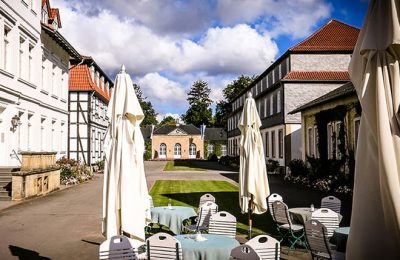 Terrasse im Café an sonnigem Tag