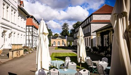 Terrasse im Café an sonnigem Tag