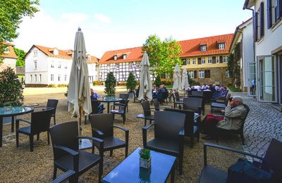 Terrasse vom Cafe an sonnigem Tag