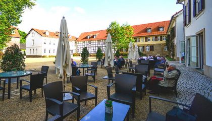 Terrasse vom Cafe an sonnigem Tag