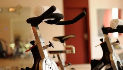 Crosstrainer im Fitnessraum