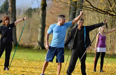 Menschen machen zusammen Sportübungen