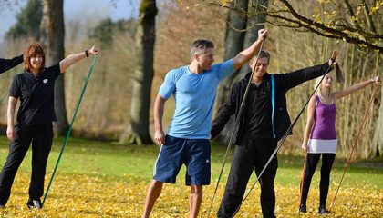 Menschen machen zusammen Sportübungen