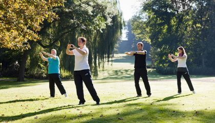 Menschen machen zusammen Sport im Garten