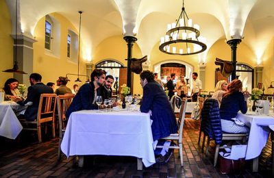 Menschen speisen im Restaurant