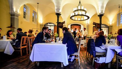 Menschen speisen im Restaurant