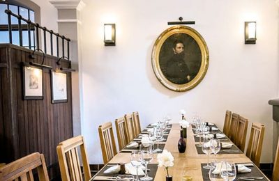 Fein gedeckter Tisch im Restaurant