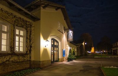 Beleuchtetes Restaurant am Abend